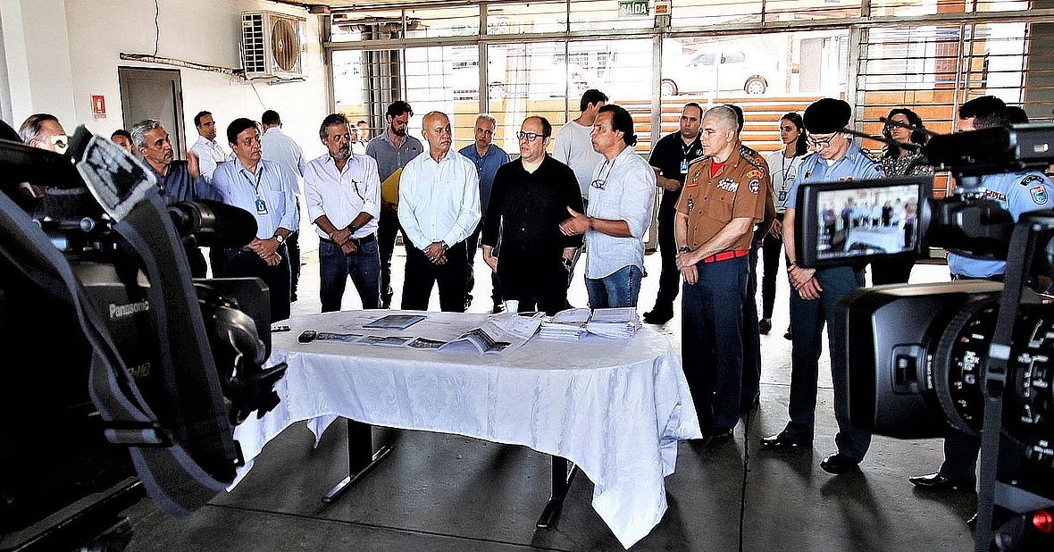 Ato de entrega, pelo Reitor da UFMS, do projeto executivo do estádio ao Governo do Estado. Saul Schramm
