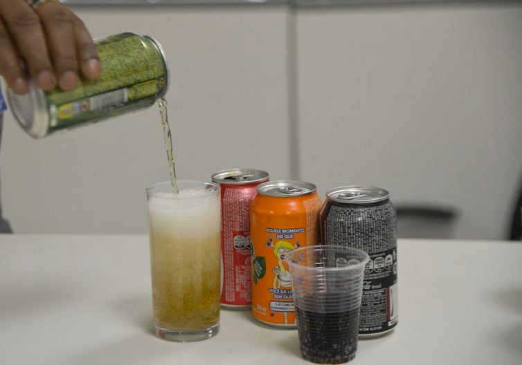 Governo quer fechar acordo para reduzir níveis de açúcar em alimentos Nível de açúcar poderá ser reduzido em refrigerantes, achocolatados, iogurtes, bolos e biscoitos (Arquivo/ Agência Brasil)
