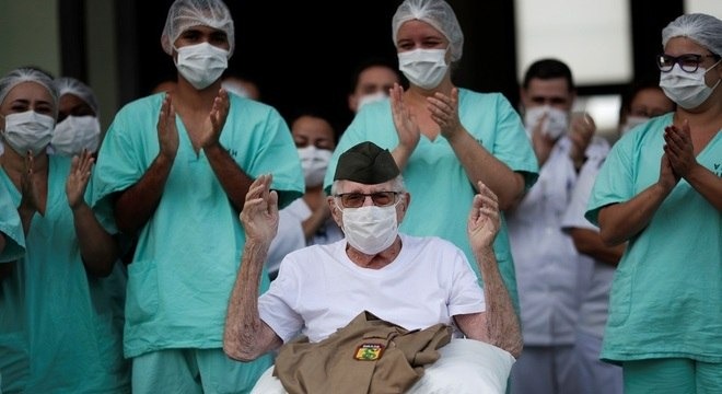 Ex-combatente da 2ª guerra, de 99 anos, deixa hospital no DF após se curar da covid-19
Ueslei Marcelin/Reuters 