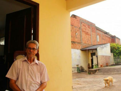 Ainda abalado, aposentado acredita que houve descaso no atendimento de sua mulher que morreu por conta da dengue. (Foto: Fernando Antunes)
