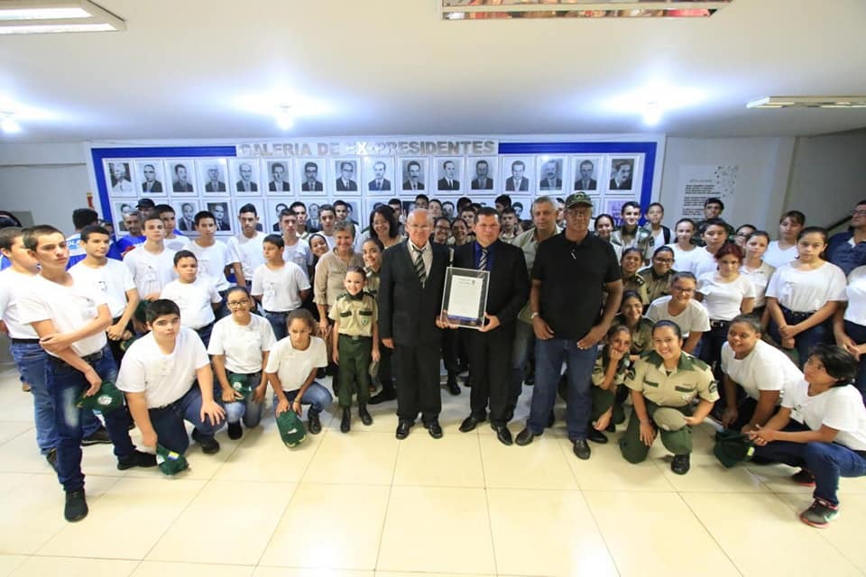 Na Câmara de Dourados, vereador faz indicação para concessão de passe livre para guardas mirins Olavo Sul entregando homenagem aos guarda mirins de Dourados. Foto: Assessoria