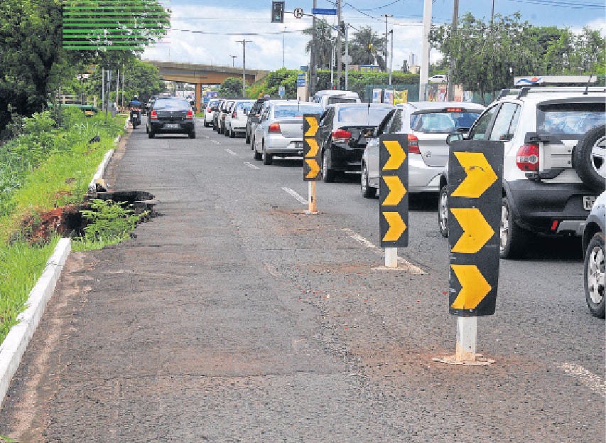 Vários trechos estão sinalizados onde a pista não pode ser utilizada em razão das erosões - Valdenir Rezende