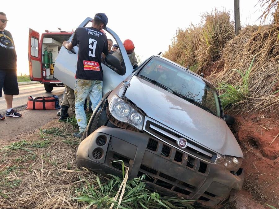 Condutor fica ferido, após perder o controle, rodar na pista e cair em valeta Foto: José Almir Portela, Nova News