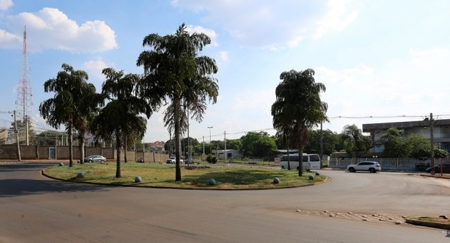 Obras na rotatória da Zahran deixa via em meia pista nesta quinta-feira Obras na rotatória da Zahran deixa via em meia pista nesta quinta-feira