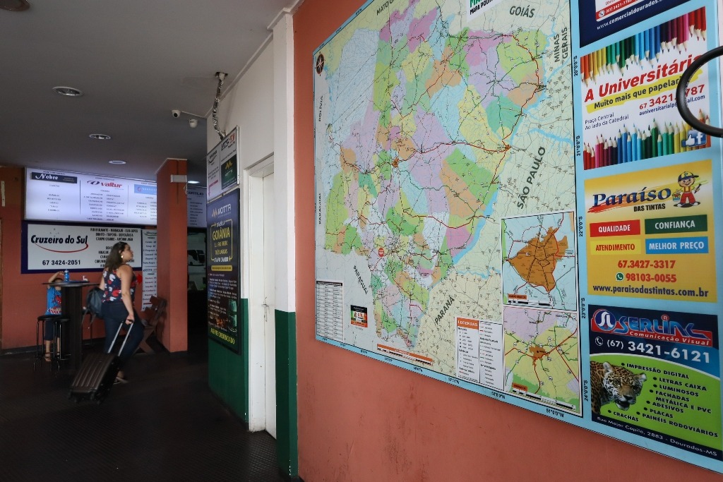 Os usuários do terminal rodoviário, além de ganharem mais um ponto de táxi, também podem se orientar nos três grandes mapas de Dourados, Mato Grosso do Sul e Brasil – A. Frota