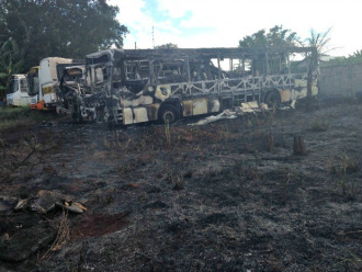 Fogo em terreno destrói dois ônibus estacionados em Campo Grande Ônibus estacionados destruídos pelo fogo (Foto: Chico Jr./TV Morena)