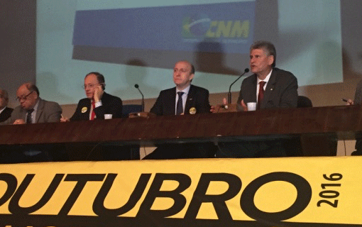 Aos prefeitos, deputados garantem comprometimento com as pautas municipalistas