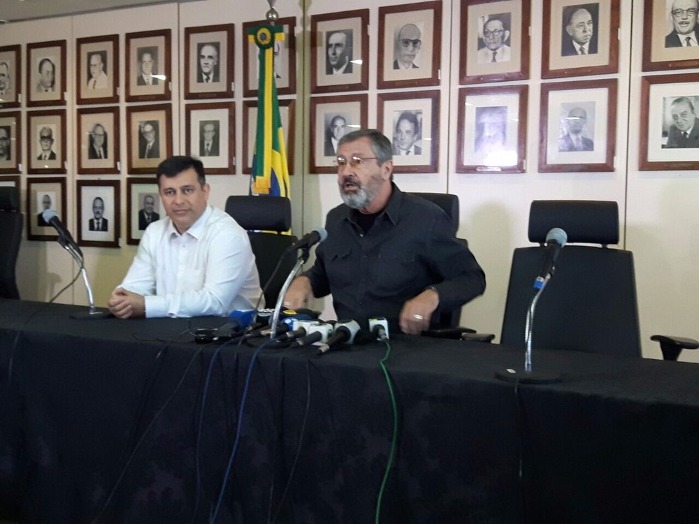 O ministro Torquato Jardim (de preto) durante pronunciamento ao lado do diretor-geral da PF, Leandro Daiello (Foto: Fernanda Calgaro)