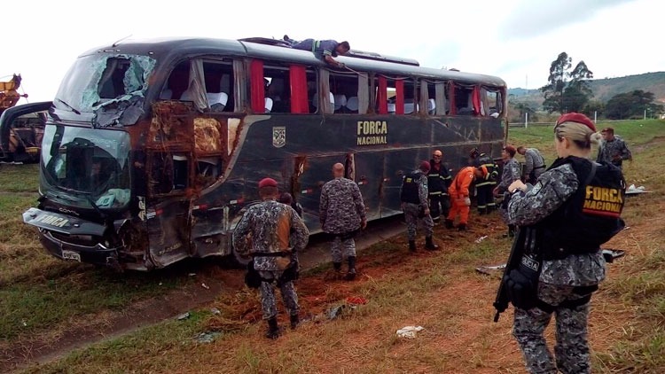 Acidente com ônibus da Força Nacional deixa oito feridos