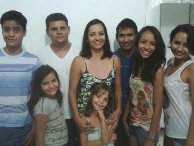 PM cai na malha fina porque a Receita não acredita que ela é mãe de sete Gleice (meio), ao lado do marido Valter (esq.) e parte de sua prole. (Foto:Divulgação)