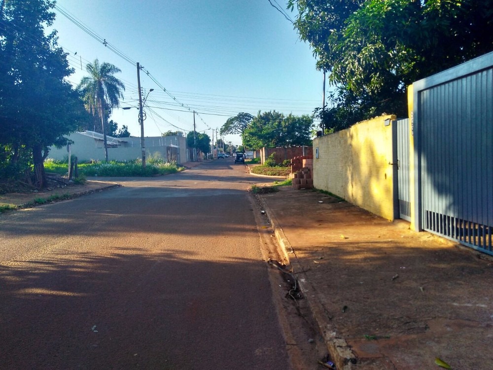 Rua da casa onde idoso foi agredido e assaltado, em Campo Grande, MS (Foto: Osvaldo Nóbrega)