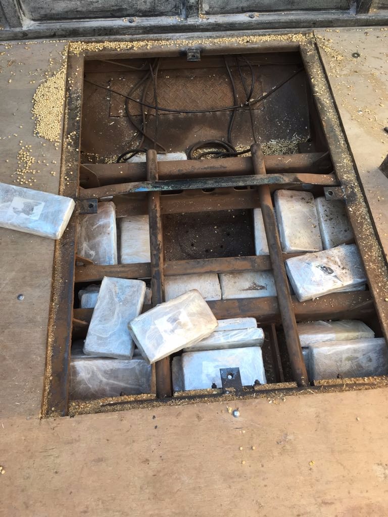 Polícia Rodoviária Estadual apreende 53 kg de cocaína; condutor foge