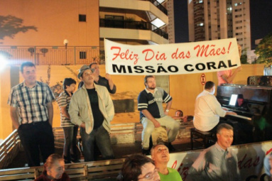 De surpresa, coral percorre bairros para fazer serenata às mamães Os coralistas realizaram sete apresentações para homenagear as mães da Capital (Foto: Missão Coral)