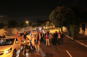De surpresa, coral percorre bairros para fazer serenata às mamães As apresentações iniciaram às 23:30 e foram até as 2:30h, em diversos bairros de Campo Grande (Foto: Missão Coral)
