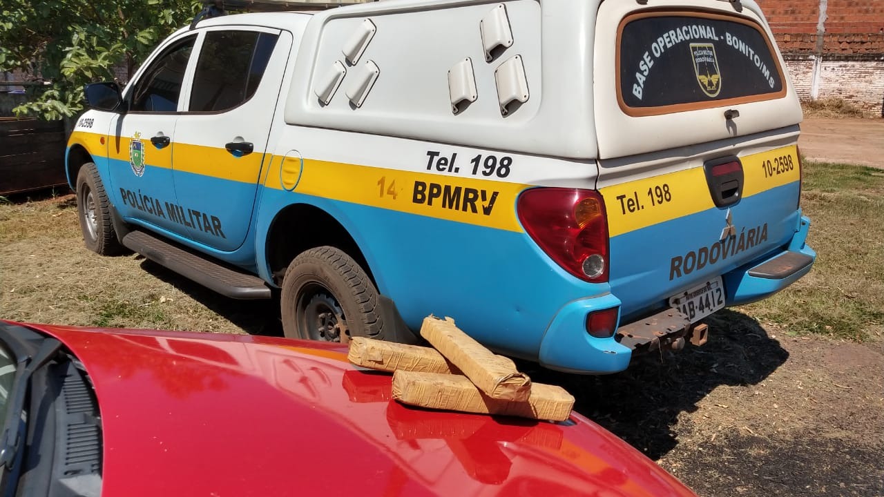 Vídeo: Polícia encontra drogas acondicionados em lataria de veículo