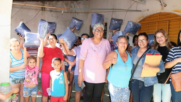 Moradores da Zona Oeste recebem cobertores doados pelo FAC Foto: Assessoria