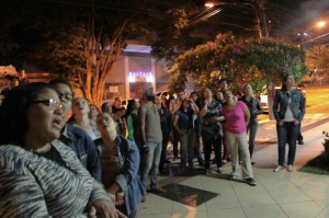 De surpresa, coral percorre bairros para fazer serenata às mamães As serenatas surpreenderam as mães escolhidas e os vizinhos (Foto: Missão Coral)