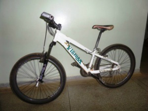 Policial em serviço encontra sua bicicleta que havia sido furtada O menor não tirou os adesivos da bicicleta, o que fez com que o policial a reconhecesse facilmente (Foto: TL Notícias)