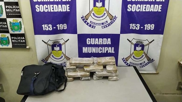 Homem é preso com 8 kg de maconha dentro de mala em rodoviária Homem é preso com 8 kg de maconha dentro de mala em rodoviária