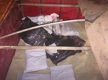 Polícias apreendem 288 kg de maconha em meio à carga de açúcar na frente da PRF, em MS