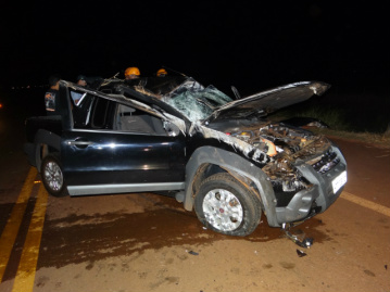 Acidente deixa homem morto na Perimetral O carro ficou bastante destruído (Foto: Osvaldo Duarte)