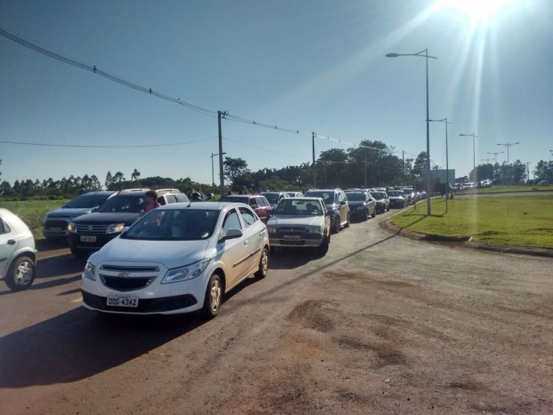 Carros parados em bloqueio de servidores da UFGD (Foto: Eduarda Rosa)
