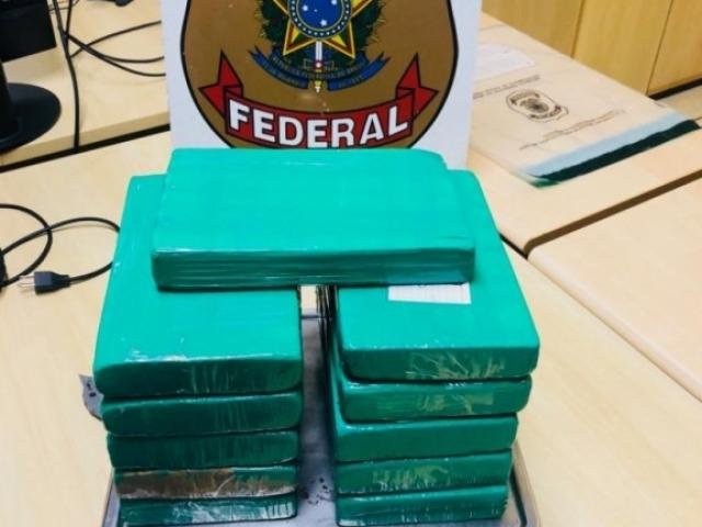 Mulher é presa pela Policia Federal com 11,6 quilos cocaína em ônibus fretado A droga estava em uma mala e na bolsa da traficante. Diário Corumbaense