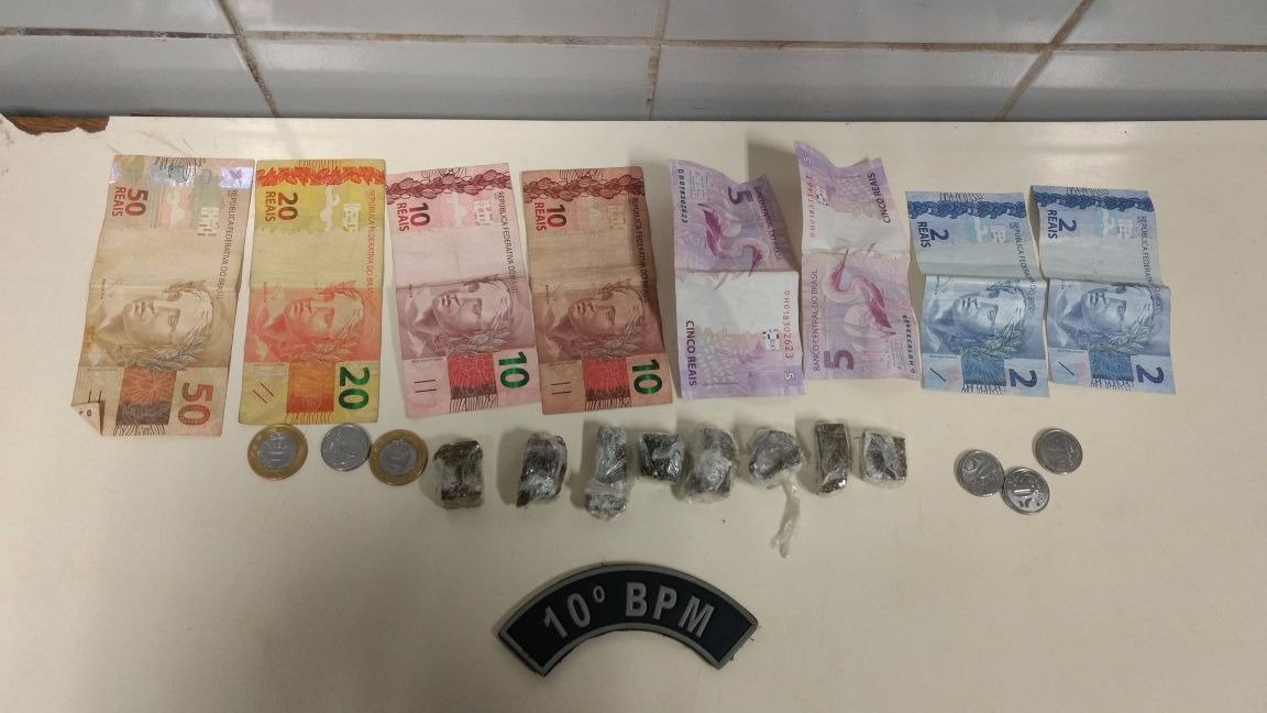 Jovem é flagrado pela PM vendendo porções de maconha em via pública