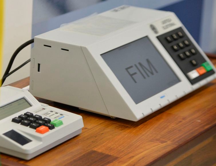 Eleitor pode conferir local de votação de forma rápida na internet Urna eletrônica será usada por eleitores domingo que vem, dia do primeiro turno (José Cruz/Arquivo/Agência Brasil)