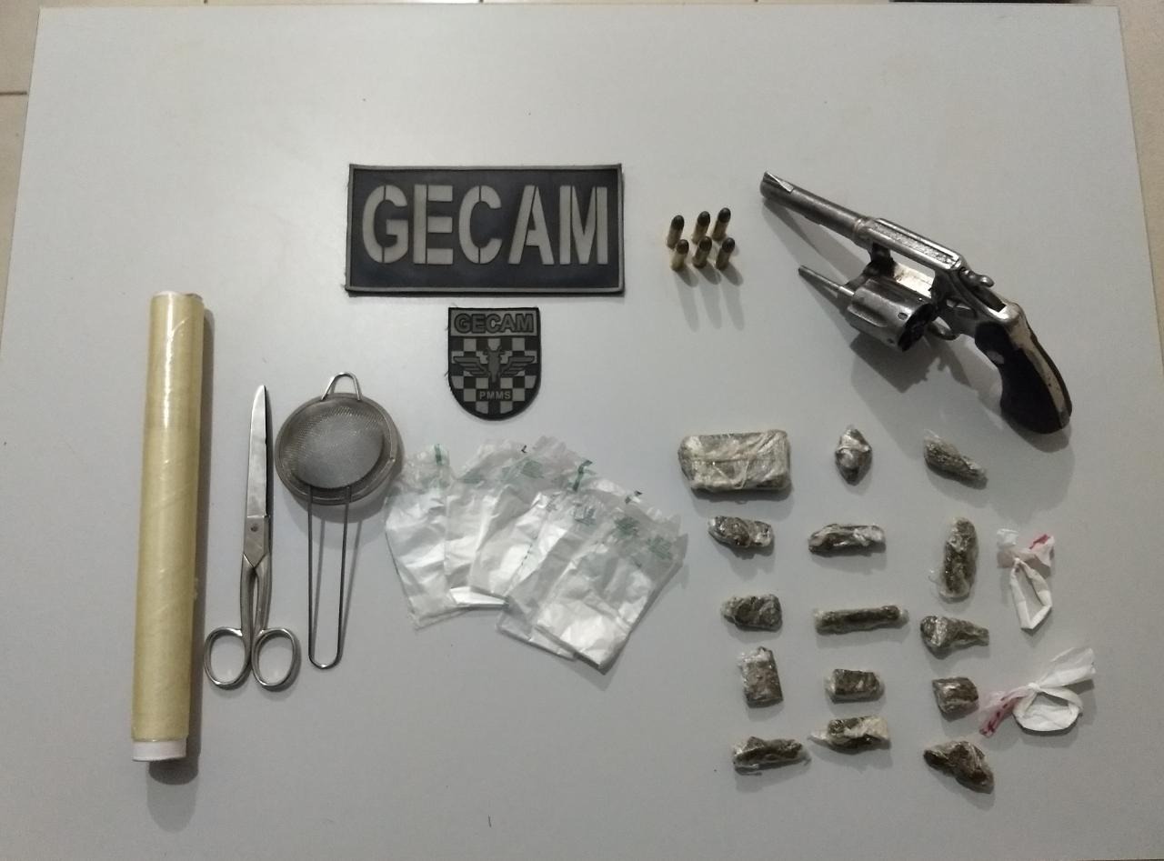 Polícia fecha ponto de comercialização de drogas e prende traficante Polícia fecha ponto de comercialização de drogas e prende traficante