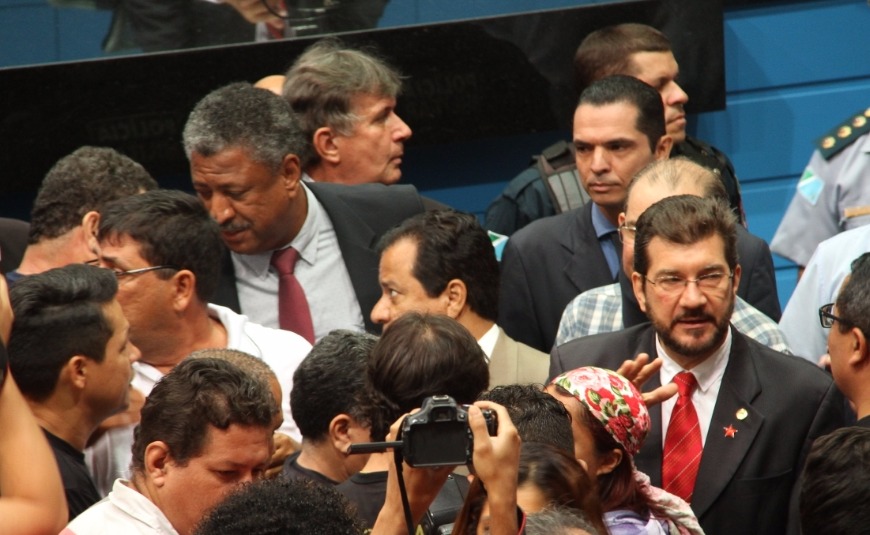 Após ocupação, deputados e manifestantes se reúnem