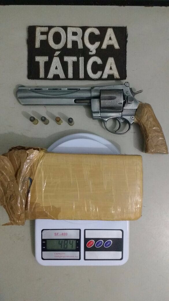 Após roubo de celular, autor é preso com droga