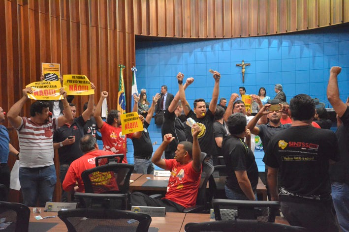 Manifestantes deixam plenário e votação da reforma da Previdência é adiada Sessão foi encerrada e manifestantes deixaram plenário da Assembleia Legislativa - Álvaro Rezende