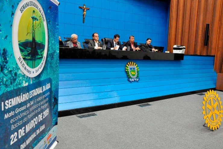 Deputado Renato Câmara assina comunicado informando o adiamento do seminário. Arquivo/Luciana Nassar