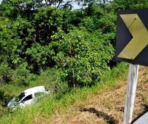Ônix caiu em ribanceira e no porta-malas, foi encontrado maconha - Valdenir Rezende