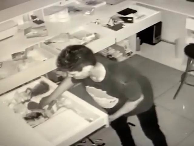 Ladrão invade 2 lojas de rede de moda praia e leva R$ 7 mil em mercadorias (Foto: Reprodução vídeo)