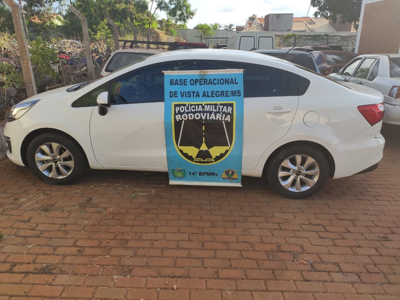 Homem com mandado de prisão é preso com carro furtado