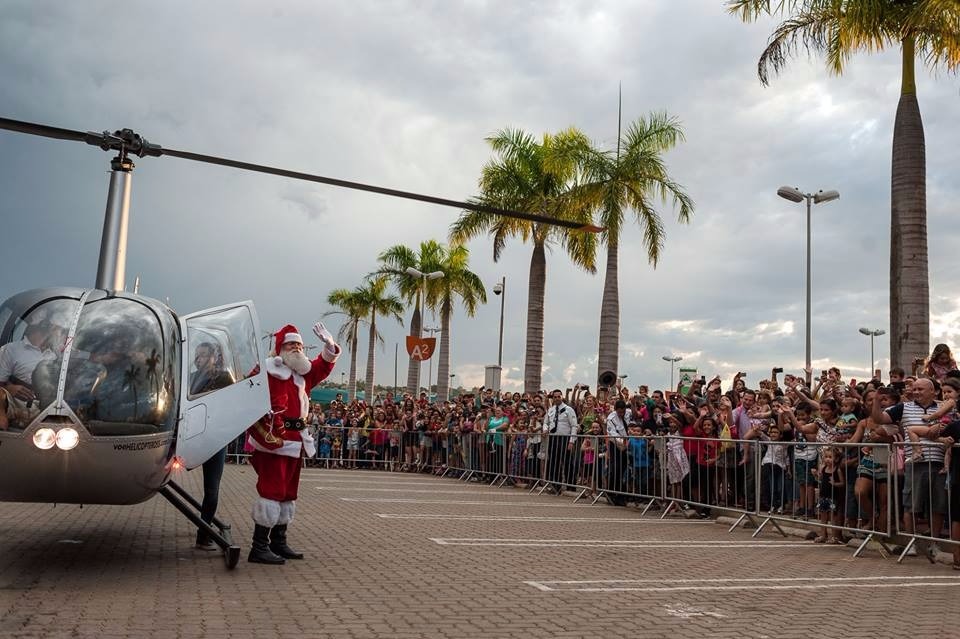 Papai Noel chega de helicóptero em shopping da Capital e contagia multidão Divulgação