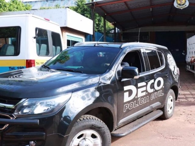 Polícia Civil de GO e Deco apreendem documentos e aparelhos digitais para investigar fraudes em Detran (Foto: Henrique Kawaminami)