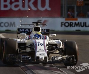 Hamilton e Vettel têm 'briga de trânsito', e Ricciardo vence o GP A batida proposital de Vettel em Hamilton causou punição de 10 segundos - F-1/oficial
