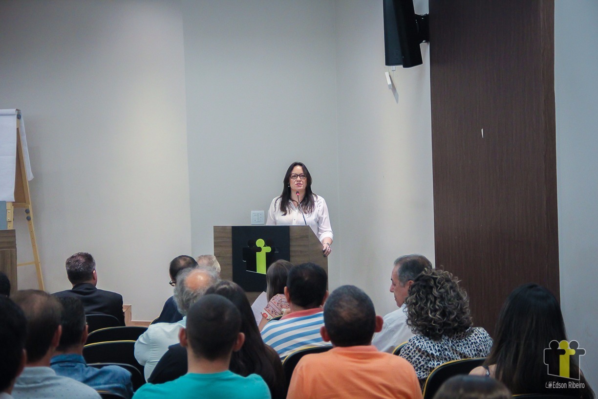 Resultado do leilão do petróleo frustra expectativas dos gestores, diz Confaz-MS Nídia abre curso falando da frustração dos prefeitos com o
pacote do governo. Fotos: Edson Ribeiro