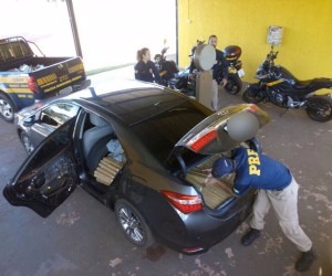 PRF apreende 670 quilos de maconha em carro roubado Divulgação/PRF