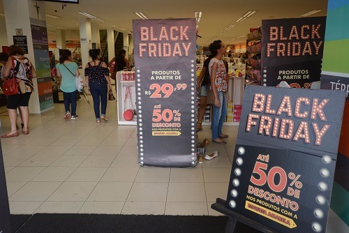 Comércio de Campo Grande prepara descontos especiais na Black friday Propaganda da black friday no Centro de Campo Grande - Foto: Gerson Oliveira