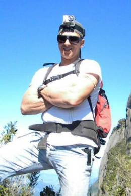 Agentes da DHBF investigam a morte do alpinista, na noite deste domingo Foto: Reprodução/Facebook
