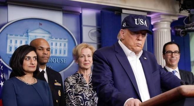 Trump durante a coletiva em que confirmou ter sido testado para covid-19. Yuri Gripas / Reuters