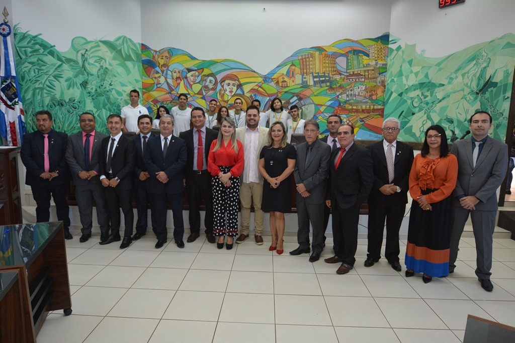 Vereadores votam aumento para professores e homenageiam alunos campeões em Olimpíada Foto: Lécio Aguilera
