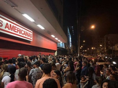 Movimento em frente Lojas Americanas antes da meia-noite de hoje (Foto:Direto das Ruas)
