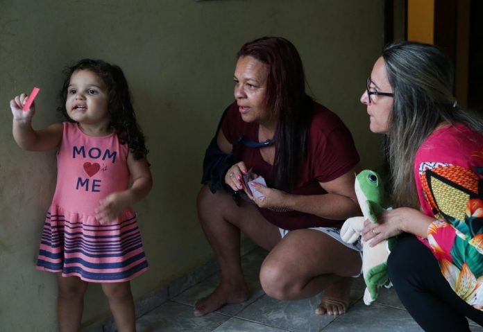 Programa pode incluir mais 420 mil crianças em situação de vulnerabilidade social A visitadora Katia Duarte interage com Valentina Nogueira e a mãe, Natalia Gonçalves. Clarice Castro/ Secretaria Especial do Desenvolvimento Social