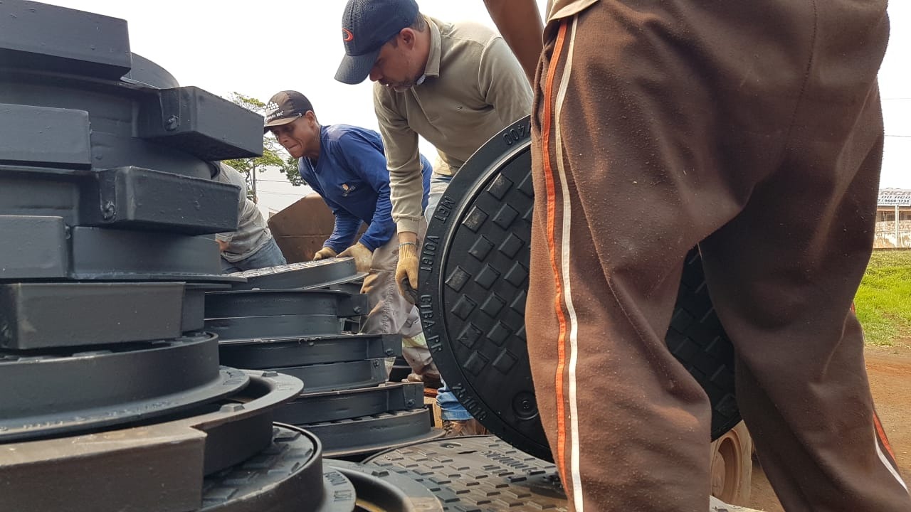 Prefeitura recebe 500 novas tampas de bueiro para atender as necessidades de reposição Semsur recebeu carregamento de 500 tampas de bueiro que atenderá a demanda do município num período de dois anos. Assecom