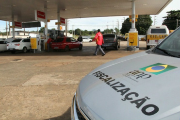 Força-tarefa fiscaliza denúncias de fraude em postos de combustíveis ANP e demais órgãos estão passando em postos nesta manhã. (Foto: Marcos Ermínio)